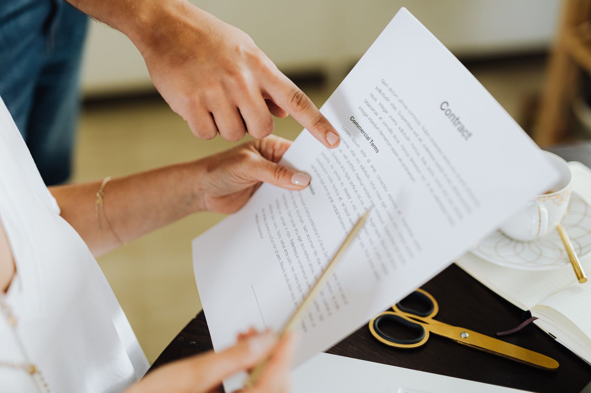 Indy vs FreshBooks vs HoneyBook for Freelance Contracts: E-Signature Speed, Template Libraries & Client Portal Access